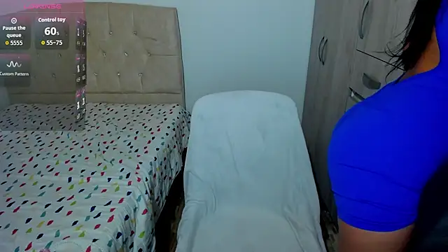 Snapshot of emily1_ chatting on December 17, 12:33 pm emily1 online show from December 17, 12:33 pm