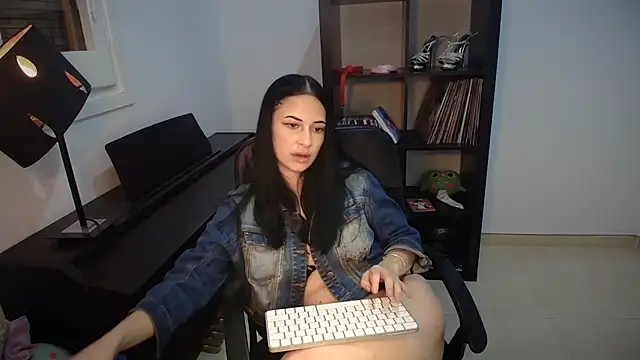 Snapshot of Windy_butterfly chatting on October 15, 7:03 pm Windy butterfly online show from October 15, 7:03 pm