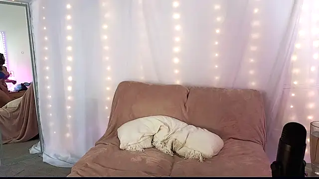 Snapshot of Aprilreign chatting on November 15, 5:38 am Aprilreign online show from November 15, 5:38 am