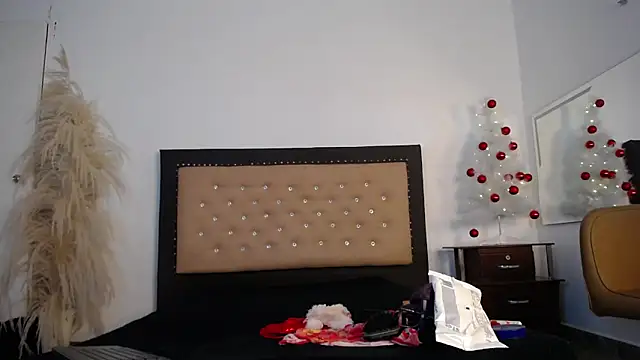 Madiie lee  online show from December 21, 7:27 pm