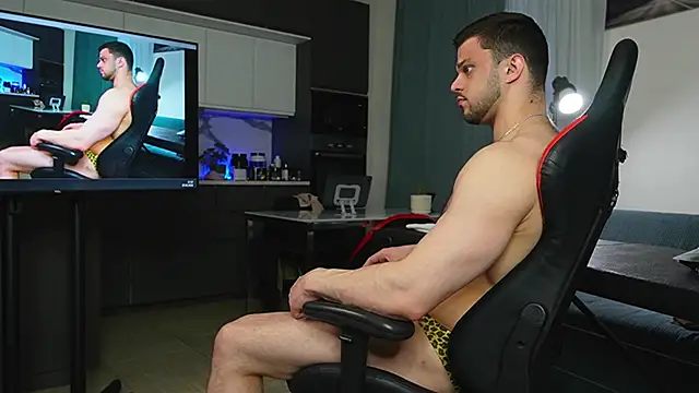Snapshot of danielkraigforu chatting on May 27, 6:38 pm danielkraigforu online show from May 27, 6:38 pm