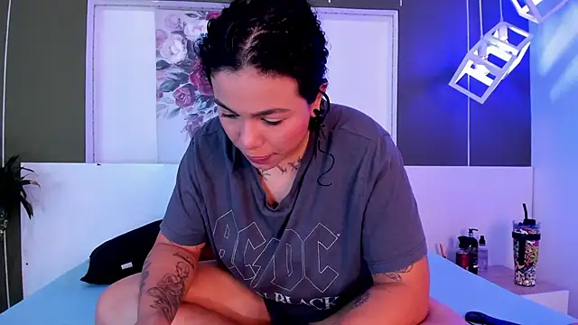 Snapshot of Alexxxholy chatting on February 22, 1:46 pm Alexxxholy online show from February 22, 1:46 pm