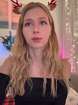 LunaRase online show from December 22, 2:03 pm