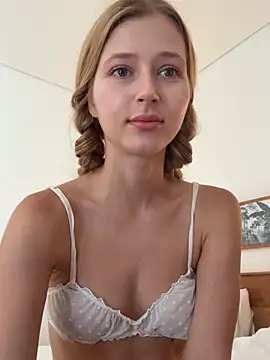 Snapshot of LunaRase chatting on February 12, 1:00 am LunaRase online show from February 12, 1:00 am