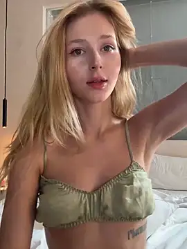 Snapshot of LunaRase chatting on February 20, 6:26 am LunaRase online show from February 20, 6:26 am