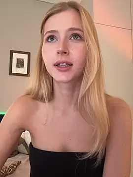 Snapshot of LunaRase chatting on March 27, 9:21 am LunaRase online show from March 27, 9:21 am