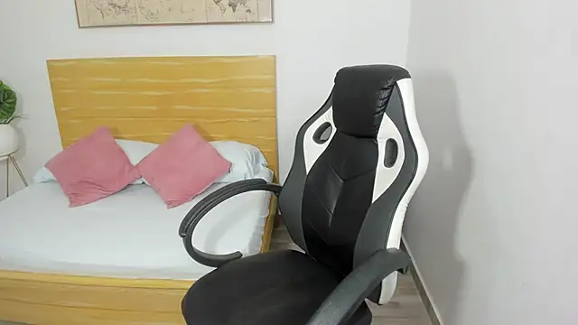 Snapshot of enma30_ chatting on December 12, 1:17 pm enma30 online show from December 12, 1:17 pm