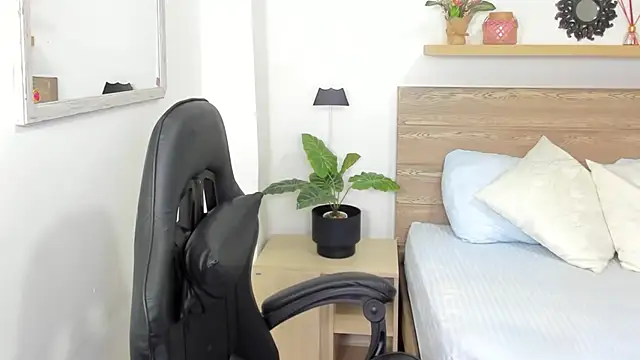 Snapshot of enma30_ chatting on February 24, 12:26 pm enma30 online show from February 24, 12:26 pm