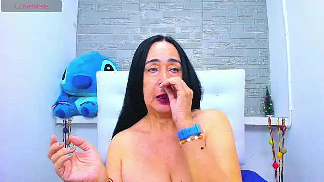 Snapshot of HorniestMilf chatting on October 27, 9:41 pm HorniestMilf online show from October 27, 9:41 pm