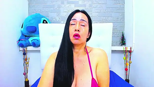 Snapshot of HorniestMilf chatting on November 28, 9:39 pm HorniestMilf online show from November 28, 9:39 pm