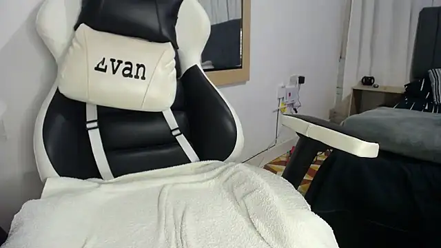 Snapshot of Valerioe chatting on February 18, 2:27 am Valerioe online show from February 18, 2:27 am