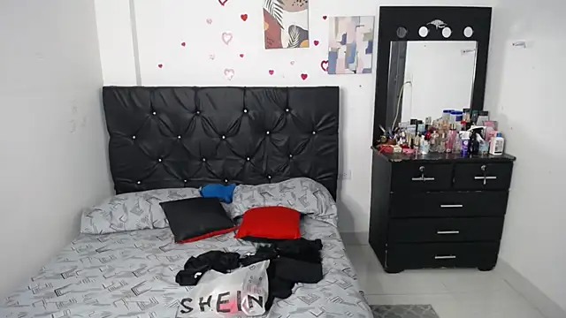 Snapshot of floweer_ chatting on October 5, 8:07 pm floweer online show from October 5, 8:07 pm