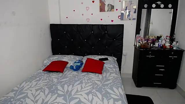 Snapshot of floweer_ chatting on October 21, 4:08 pm floweer online show from October 21, 4:08 pm