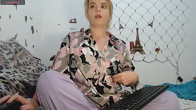 Snapshot of hotmilf4uxxx chatting on October 2, 9:38 am hotmilf4uxxx online show from October 2, 9:38 am