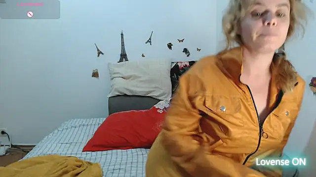 Snapshot of hotmilf4uxxx chatting on November 17, 11:05 am hotmilf4uxxx online show from November 17, 11:05 am