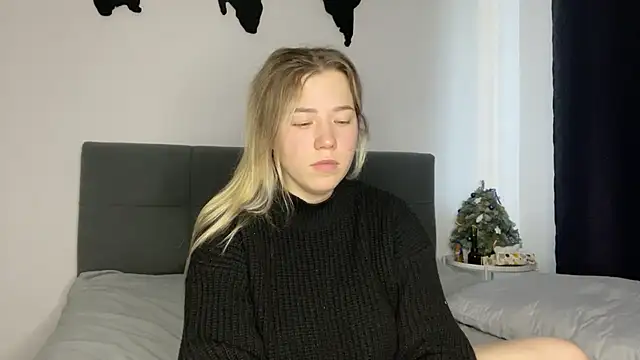 Embersweetbunny online show from December 25, 1:30 pm