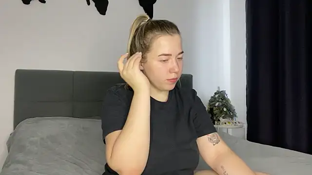 Embersweetbunny online show from December 29, 9:39 am