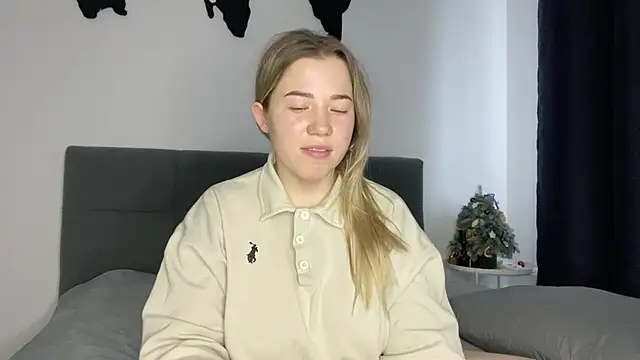 Embersweetbunny online show from December 30, 11:37 am