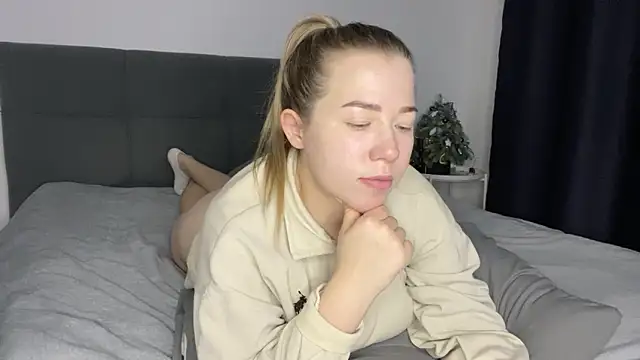 Embersweetbunny online show from December 30, 2:40 pm