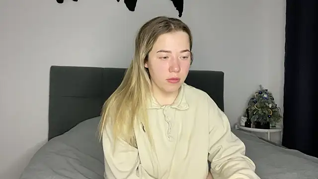 Embersweetbunny online show from December 31, 7:10 am