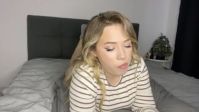Embersweetbunny online show from December 31, 1:30 pm