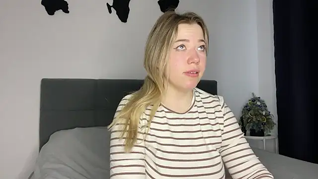 Embersweetbunny online show from January 1, 9:39 am