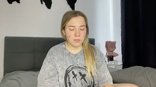 Embersweetbunny online show from January 3, 11:14 am