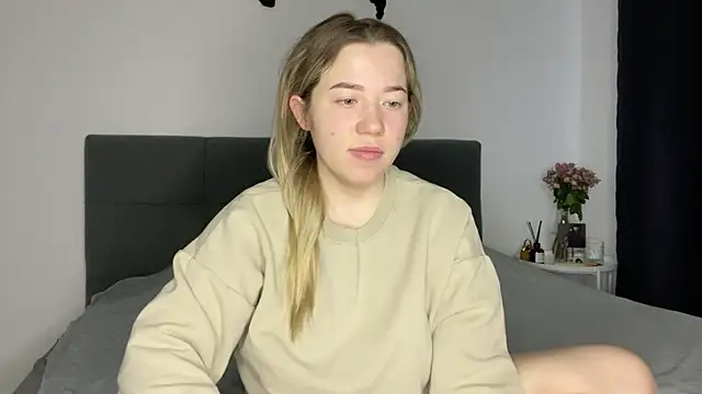 Embersweetbunny online show from January 8, 7:13 am