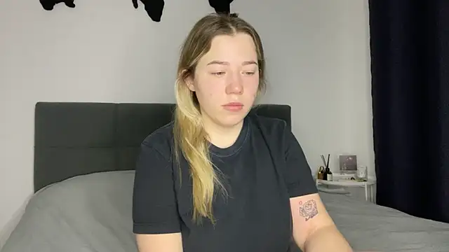 Embersweetbunny online show from January 15, 4:04 am