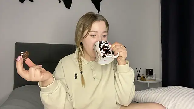 Embersweetbunny online show from January 19, 3:42 pm