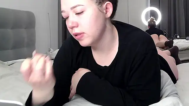 Embersweetbunny online show from February 3, 6:22 am