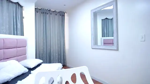 IssadoraJames online show from December 17, 6:53 pm