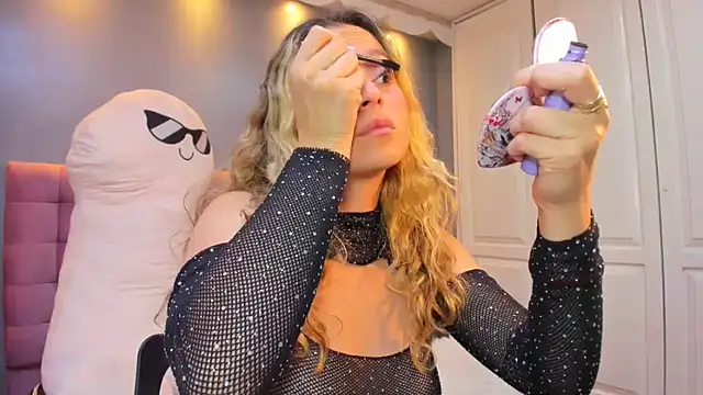 IssadoraJames online show from October 29, 10:00 pm