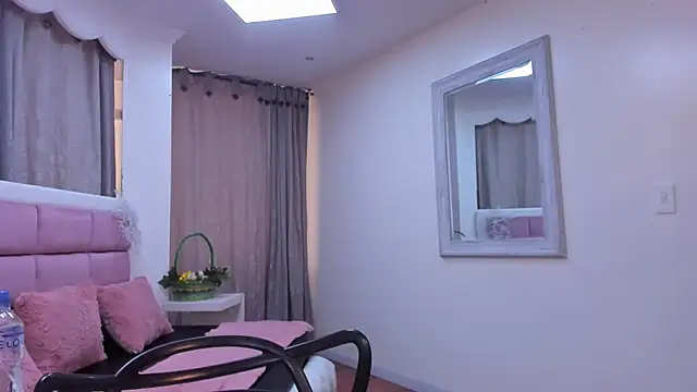 IssadoraJames online show from December 16, 7:19 pm