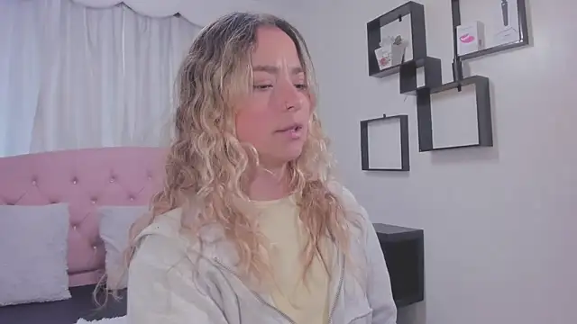 IssadoraJames online show from December 22, 7:55 pm