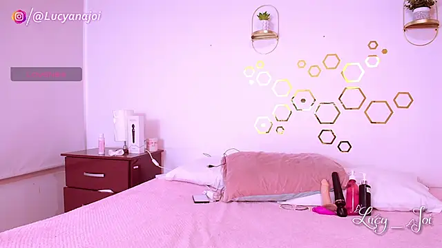 Snapshot of Lucy_joi chatting on November 6, 9:37 pm Lucy joi online show from November 6, 9:37 pm