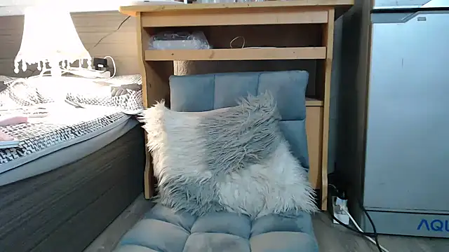 Snapshot of yang_hiii chatting on March 5, 9:38 am yang hiii online show from March 5, 9:38 am