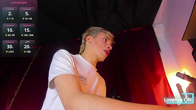 Snapshot of Angel_Snowhotxxx chatting on March 7, 4:13 am Angel Snowhotxxx online show from March 7, 4:13 am