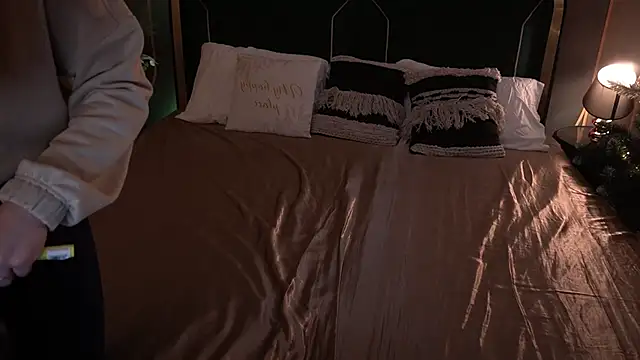 IceDanielles online show from December 22, 1:41 pm