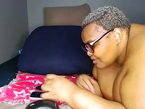 Snapshot of fatafricanqueen chatting on April 11, 8:02 pm fatafricanqueen online show from April 11, 8:02 pm