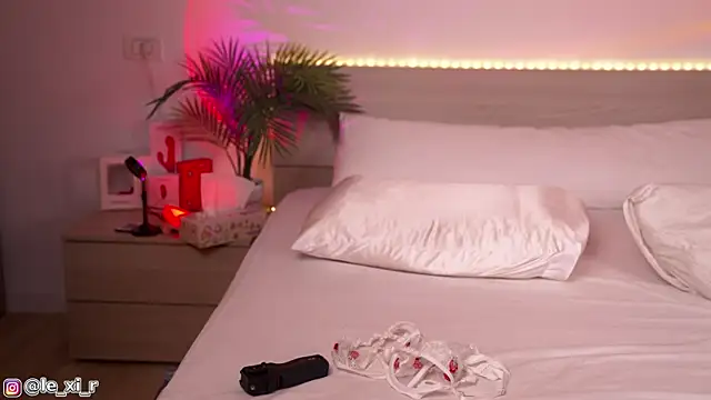 Lexi Reed online show from October 17, 2:08 pm