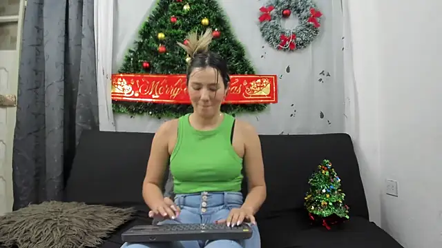 merlinaadams  online show from December 16, 1:31 am