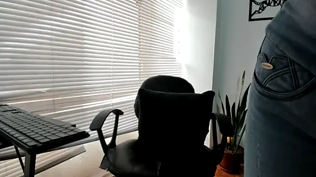 Snapshot of merlinaadams_ chatting on May 15, 1:51 pm merlinaadams online show from May 15, 1:51 pm