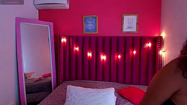 Snapshot of littleebonny chatting on December 25, 12:58 pm littleebonny online show from December 25, 12:58 pm