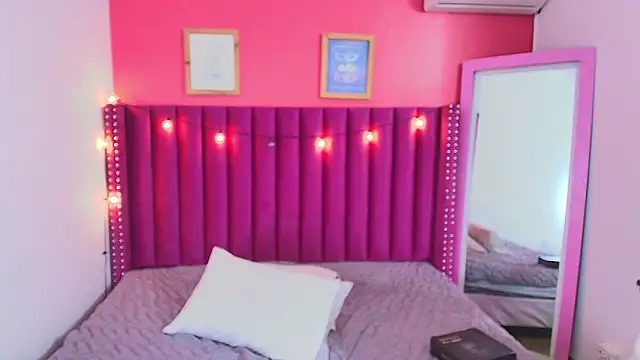 Snapshot of littleebonny chatting on January 1, 12:55 pm littleebonny online show from January 1, 12:55 pm