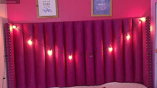 Snapshot of littleebonny chatting on February 4, 1:06 pm littleebonny online show from February 4, 1:06 pm