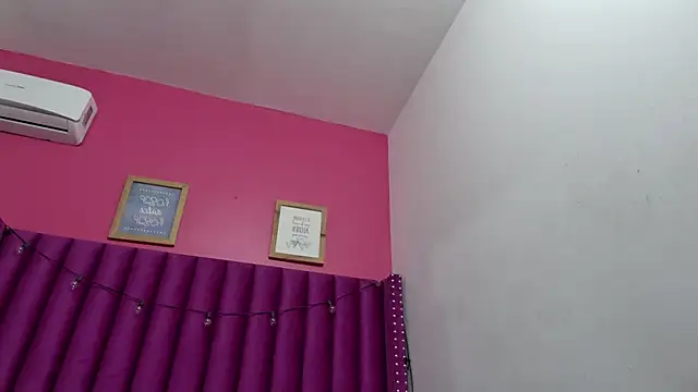 Snapshot of littleebonny chatting on March 9, 7:59 pm littleebonny online show from March 9, 7:59 pm