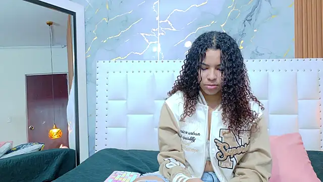 Snapshot of littleebonny chatting on October 10, 7:24 pm littleebonny online show from October 10, 7:24 pm