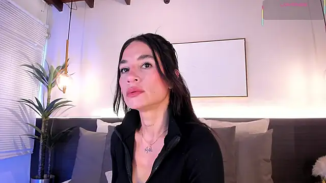 Snapshot of AgattaDuque chatting on June 2, 8:11 pm AgattaDuque online show from June 2, 8:11 pm