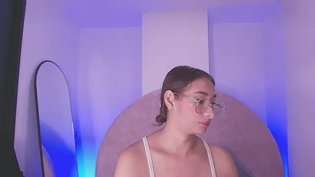 Snapshot of vale_ross_ chatting on April 2, 3:04 am vale ross online show from April 2, 3:04 am